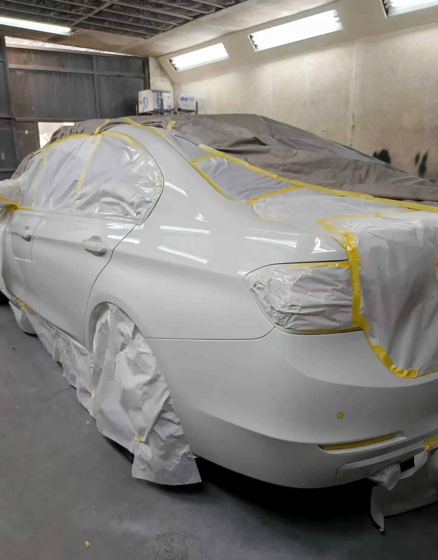 Proses body repair dan pengecatan panel BMW Seri 3 di ruang pengecatan R2 Cat Mobil