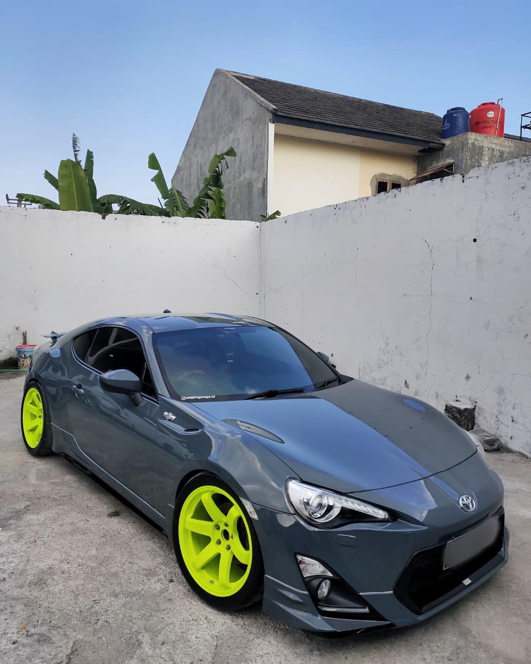 Hasil cat full body Toyota 86 warna abu-abu metalik oleh R2 Cat Mobil Bandung