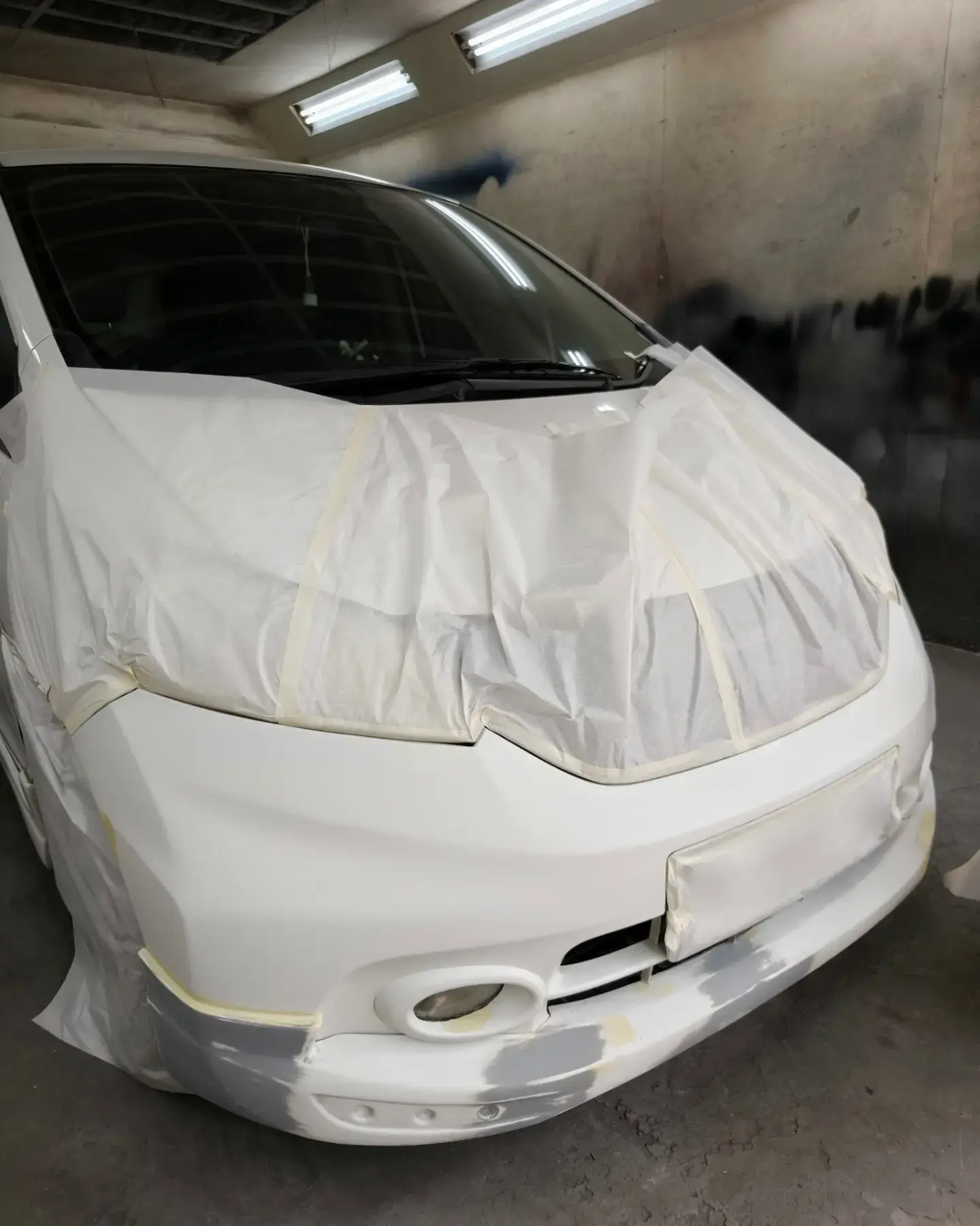 Proses persiapan permukaan dan masking sebelum pengecatan mobil di R2 Cat Mobil Bandung